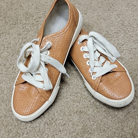 Universal thread goods co - Picture 2 of 3